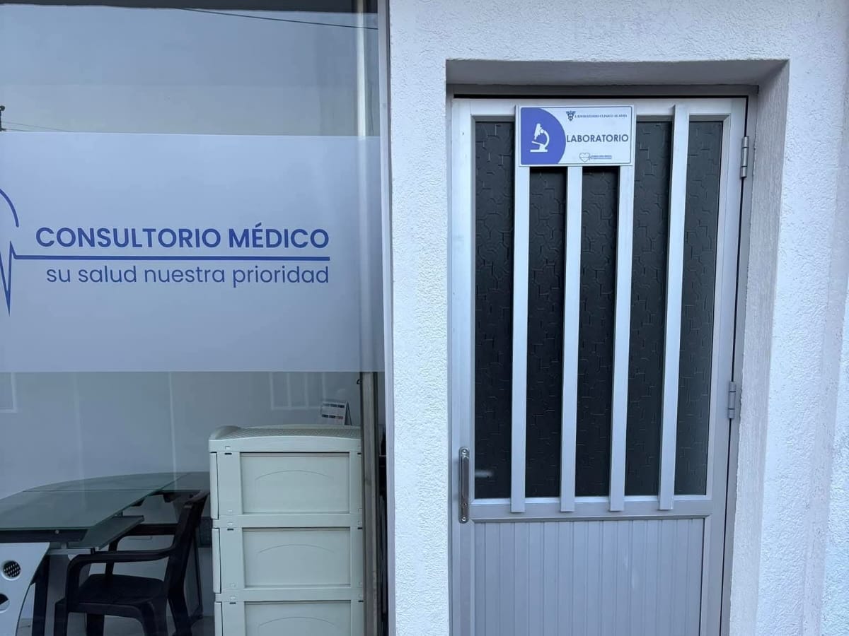 Entrada al laboratorio, con el aviso de LABORATORIO junto a la puerta.